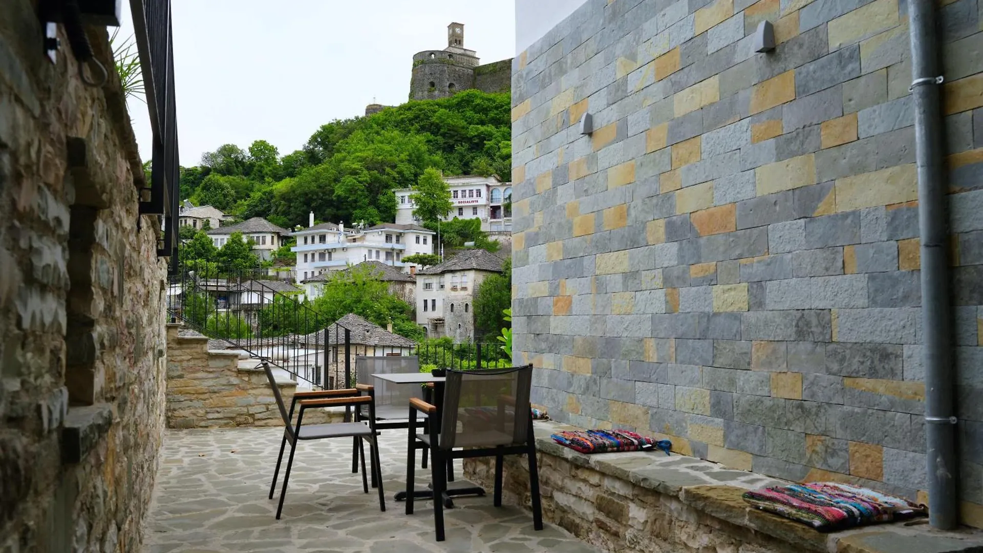 Castlefront Villa Gjirokaster 0*,