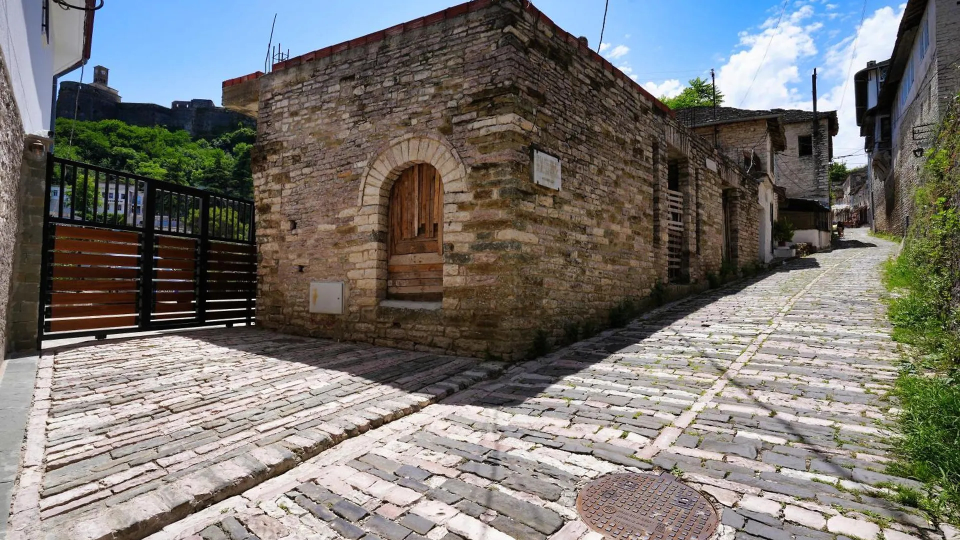 Castlefront Villa Gjirokaster 0*,